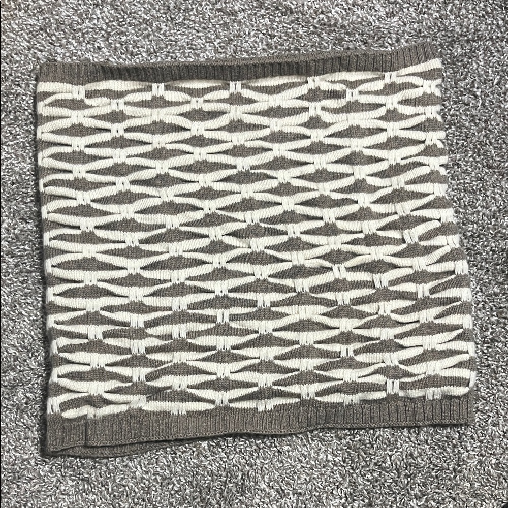 Elegant Gray and Cream Knitted Cashmere scarf by Quinn